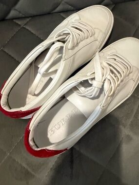 Buffalo David Bitton White Leather Low-Top Sneakers with Red Heel